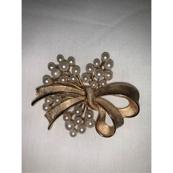 Vintage Large Crown Trifari Faux Pearls Brushed Gold Tone Berris Branch Brooch P - Picture 1 of 14